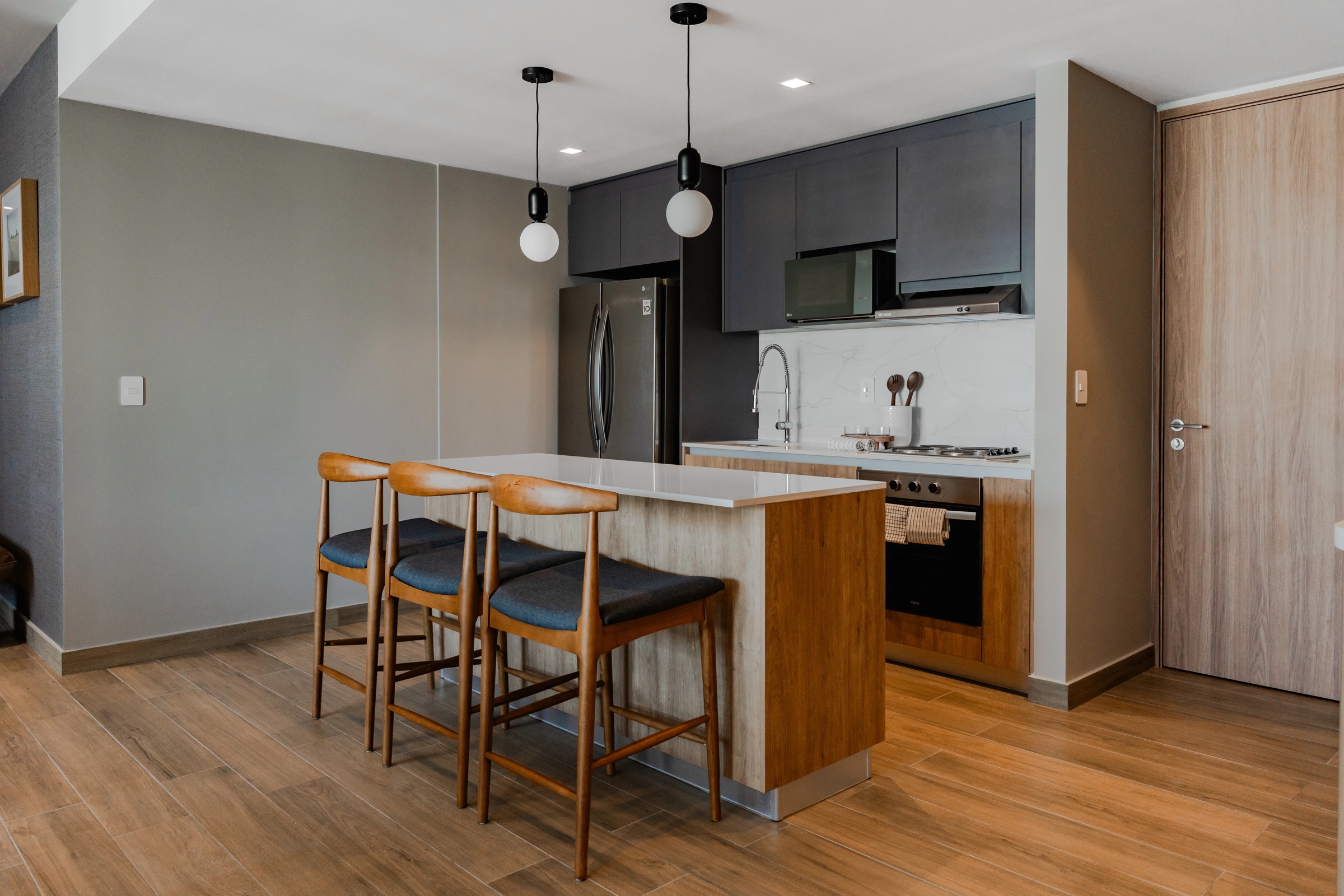 Depa muestra LUCA · cocina y barra con vista a la torre