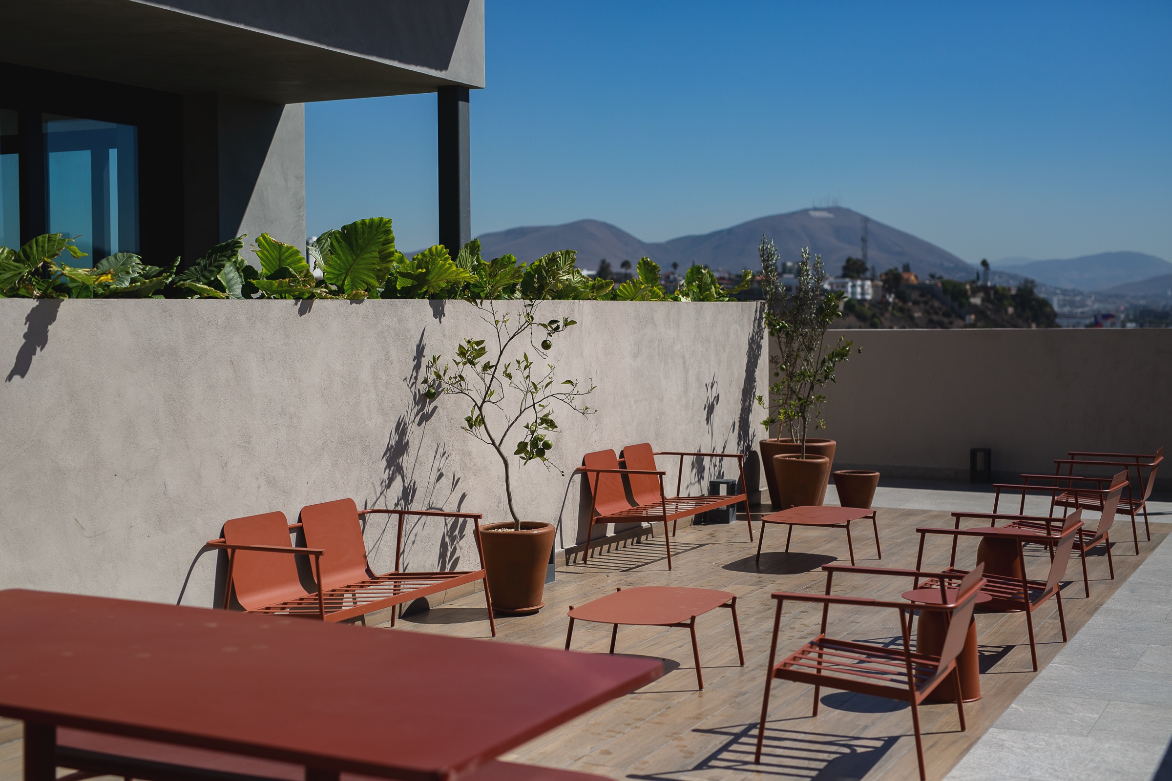 Rooftop LUCA · terraza con vista a las montañas de Tijuana